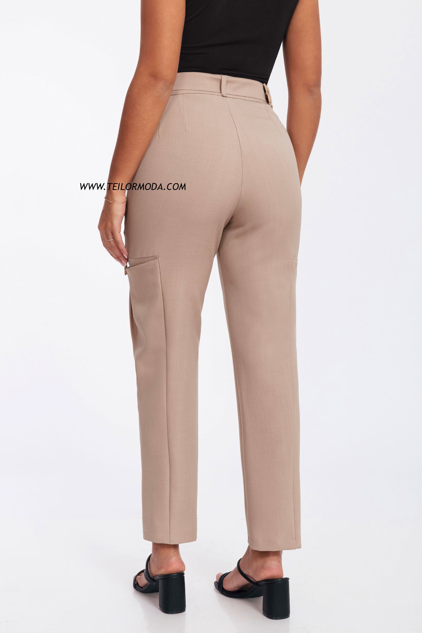 PANTALÓN CON CINTURÓN SOAMY BEIGE