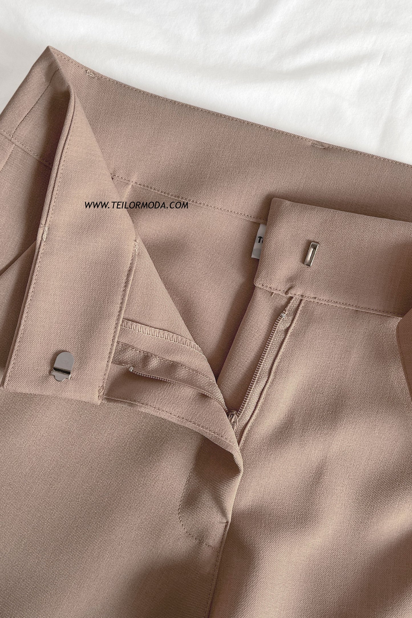 PANTALÓN CON CINTURÓN SOAMY BEIGE