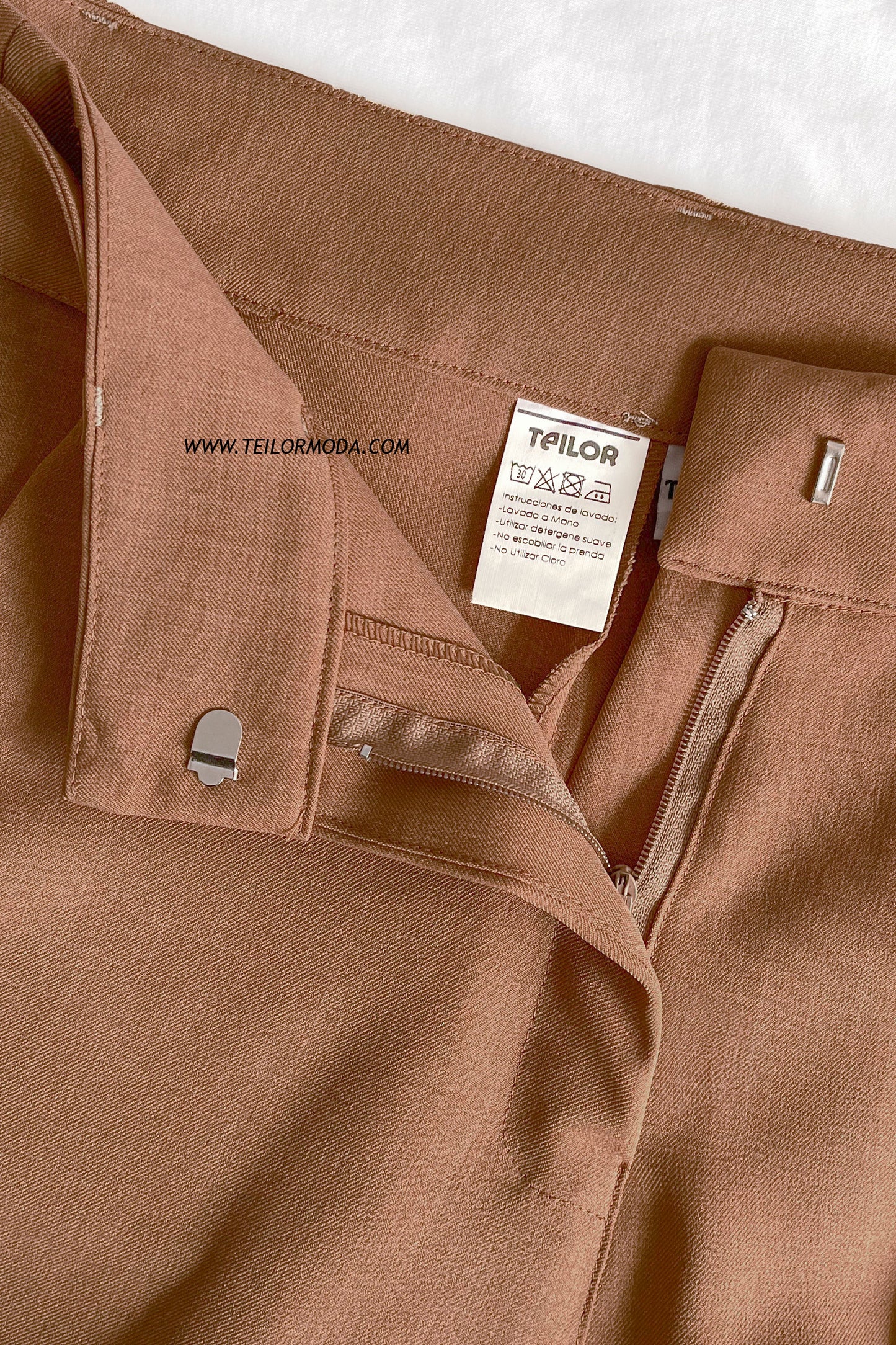 PANTALÓN CON CINTURÓN SOAMY CAMELLO