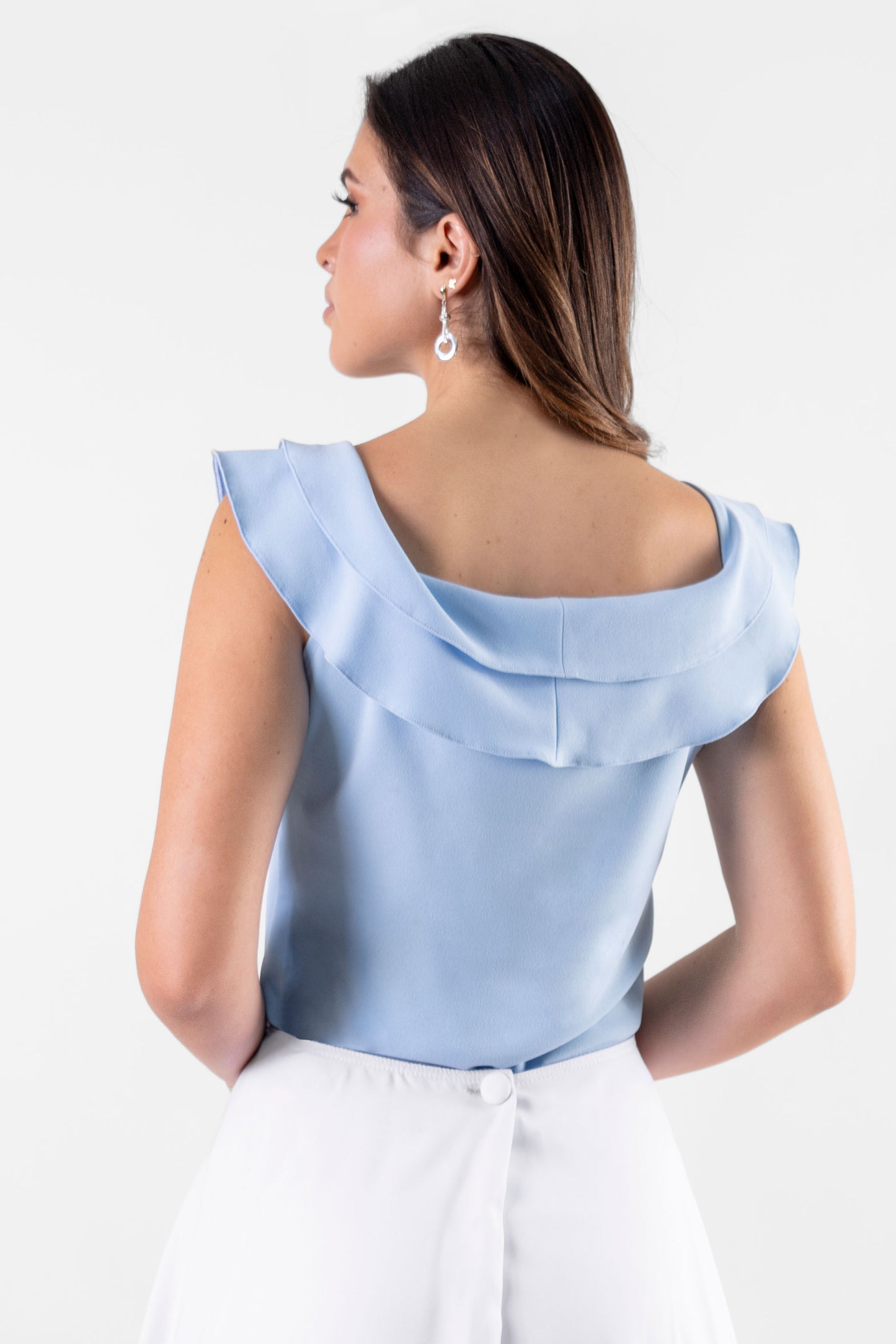 BLUSA CON VUELOS AZUCENA CELESTE