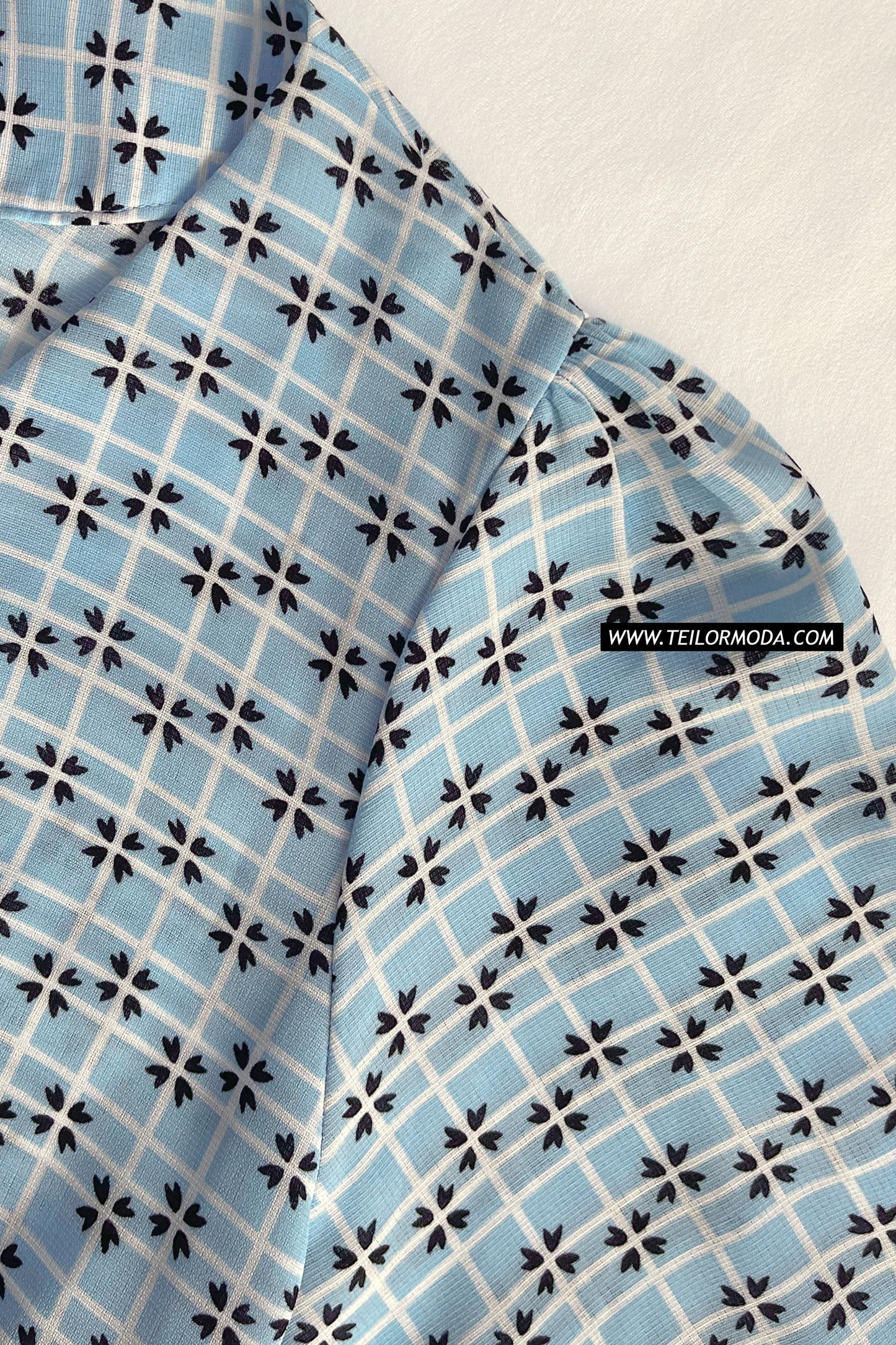 BLUSA ASIMÉTRICA ESTAMPADA ROUSE CELESTE