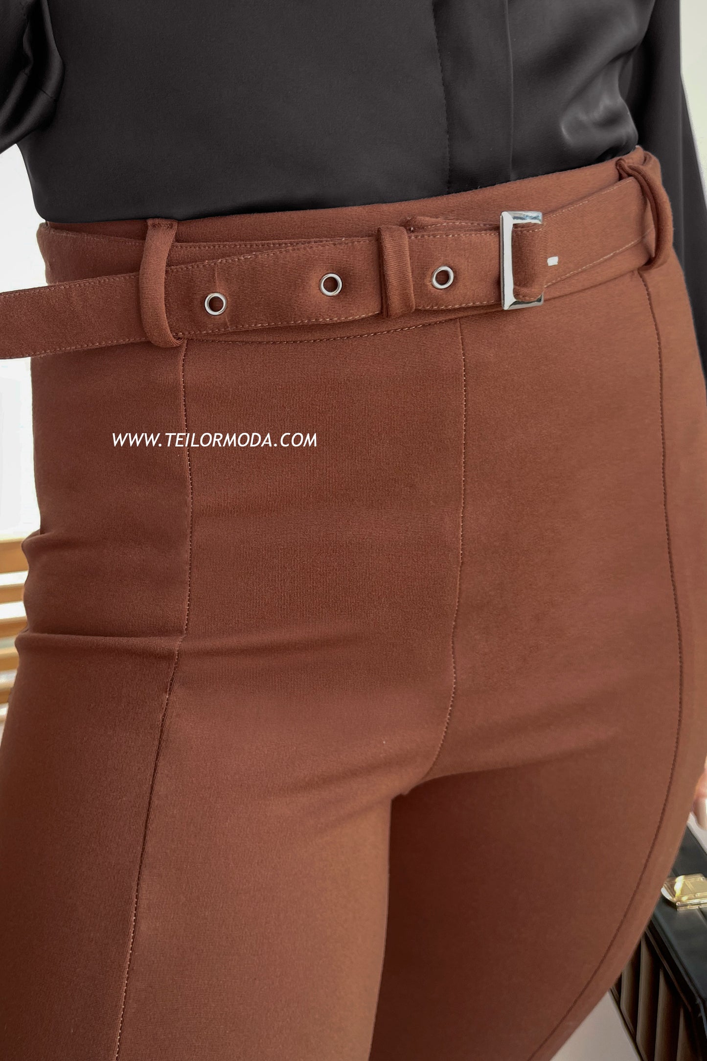 PANTALON CON ABERTURA VEGA CAMELLO