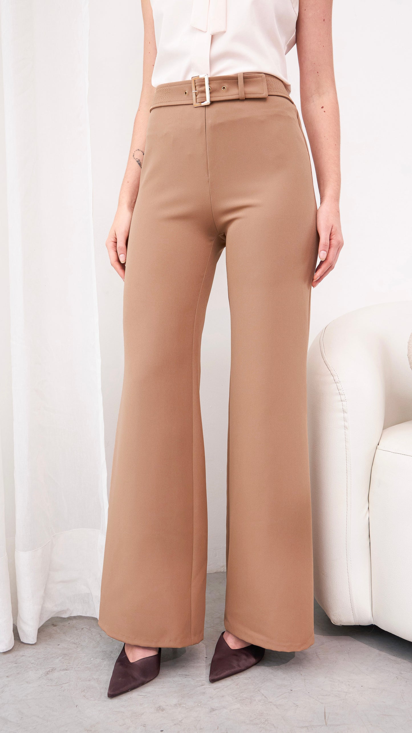 Pantalon de vestir con correa nerea camello