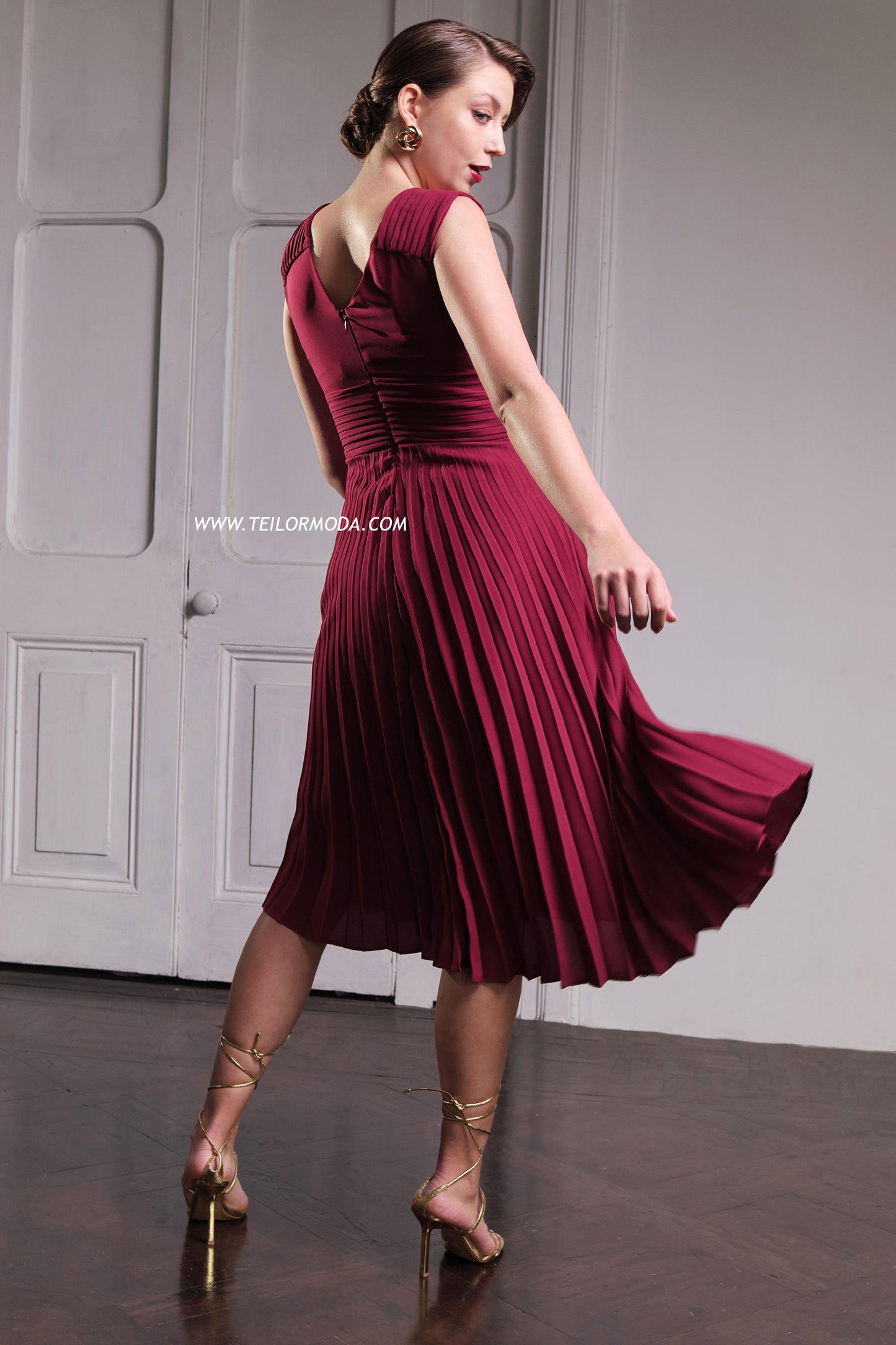 VESTIDO COCTEL PLISADO CASANDRA VINO